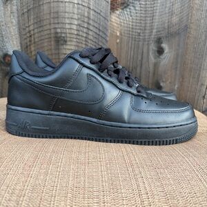 Nike Women’s 7.5 / Men’s 6 Air Force 1 ‘07 All Black Solid Lace Up Sneaker Shoe